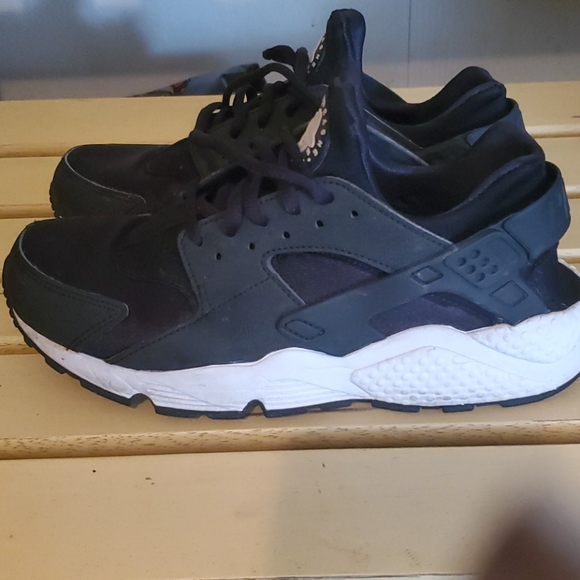 Nike Huaraches - Picture 2 of 5